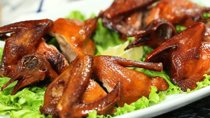 Chim rán- một món ăn dân dã được bán tại các hàng quán ở Đảo Cò, nổi tiếng với mùi vị khiến các thực khách không thể cưỡng lại.