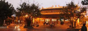 Không gian tĩnh mịch, linh thiêng của đền Tranh Ninh Giang vào ban đêm.