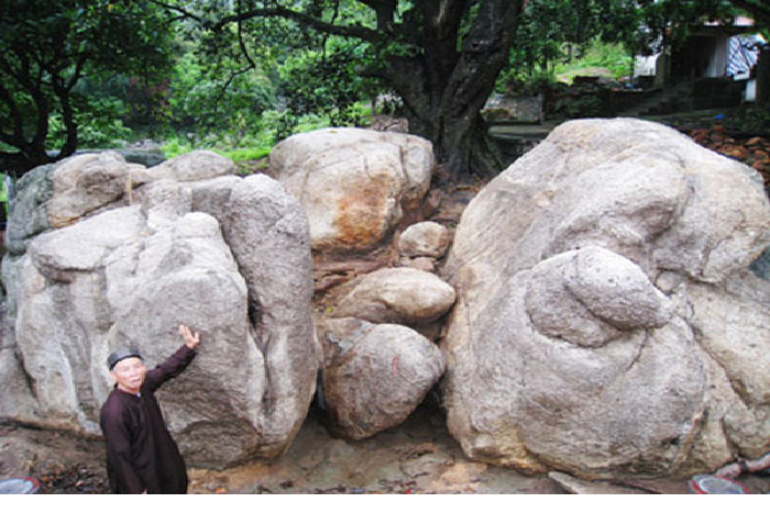 Khối đá lớn hậu cung của đền Sinh mang hình dạng của một người phụ nữ đang trong tư thế lâm bồn.