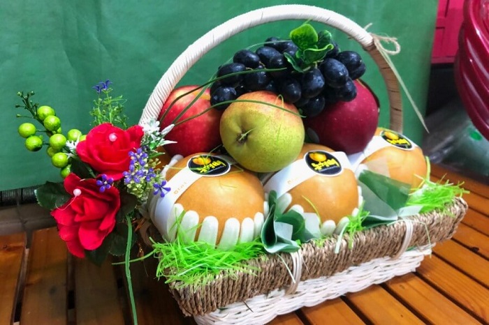 Kiểu giỏ quà trái cây tươi được xem như một lời chúc sức khỏe dồi dào, luôn tràn đầy sức sống trong dịp đầu xuân năm mới.