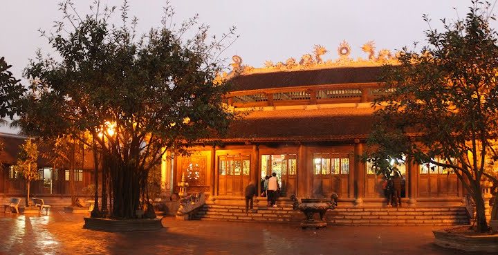 Không gian tĩnh mịch, linh thiêng của đền Tranh Ninh Giang vào ban đêm.