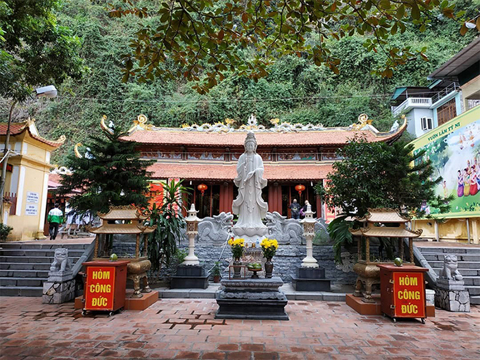 Chùa Long Tiên có diện tích lớn nhất tại Hạ Long, là nơi nổi tiếng lưu giữ những giá trị lịch sử và văn hóa lâu đời.